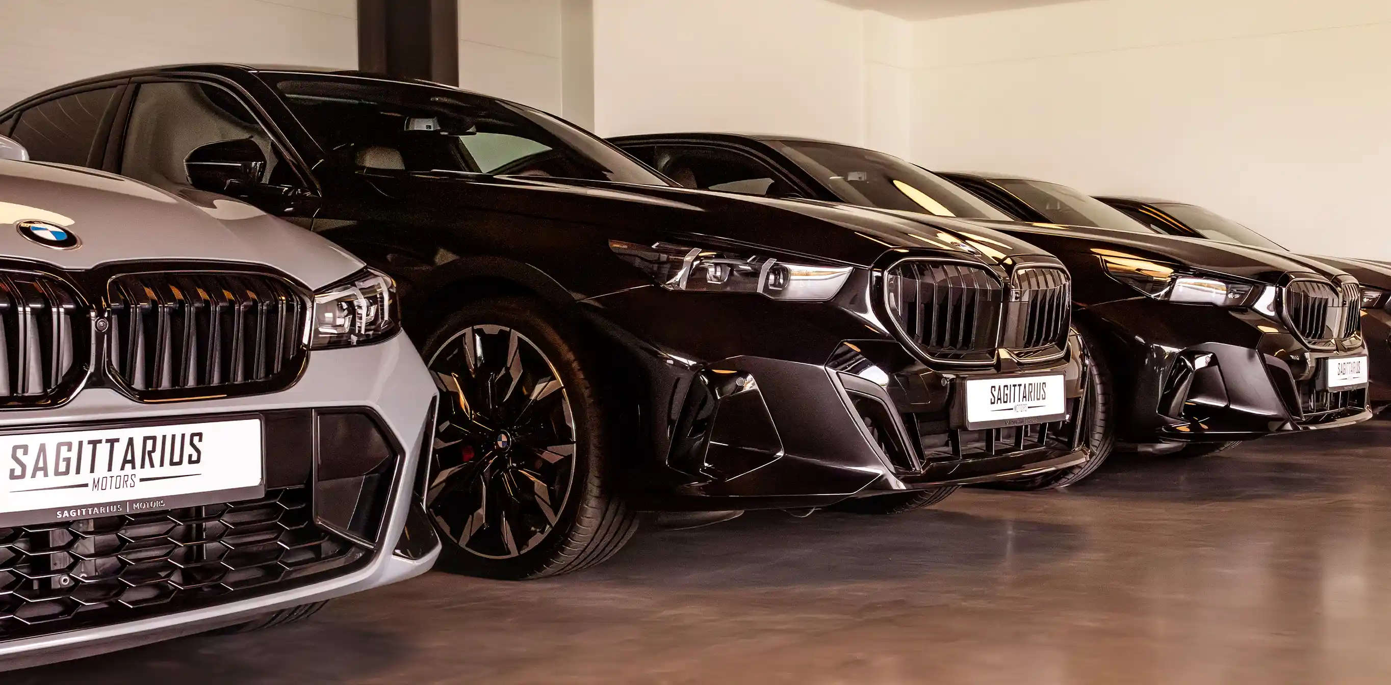 BMW X Modelle im Showroom von Sagittarius Motors