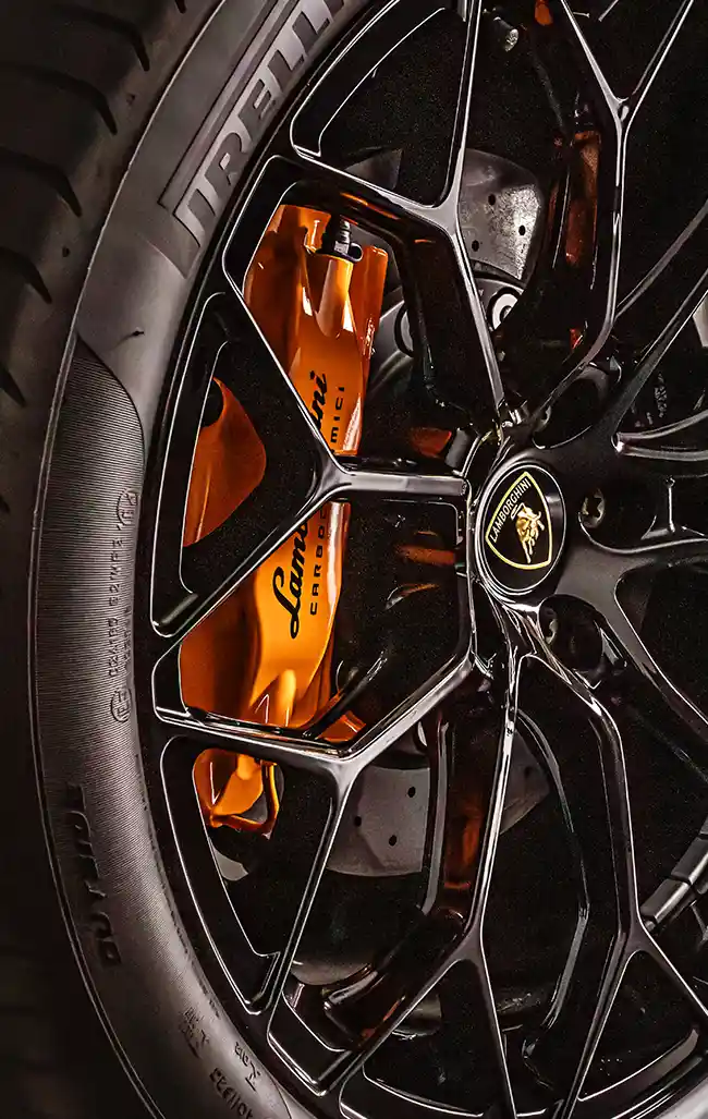Lamborghini-Huracán-Felge mit orangefarbener Carbon-Keramik-Bremse