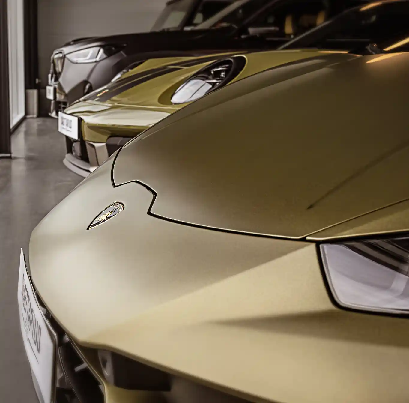 Frontdetail eines olivgrünen Lamborghini Huracán