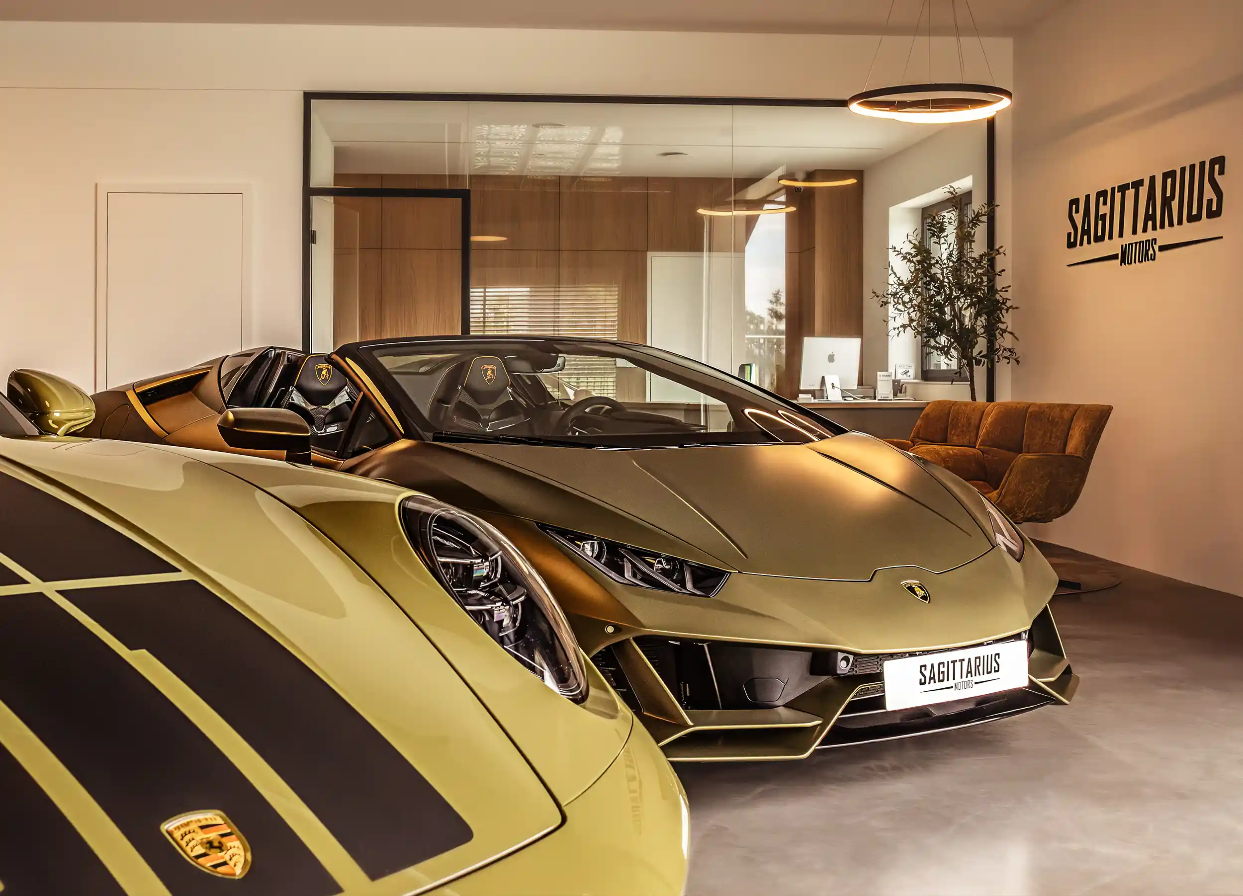 Lamborghini Huracán EVO Spyder und Porsche 911 im Showroom von Sagittarius Motors