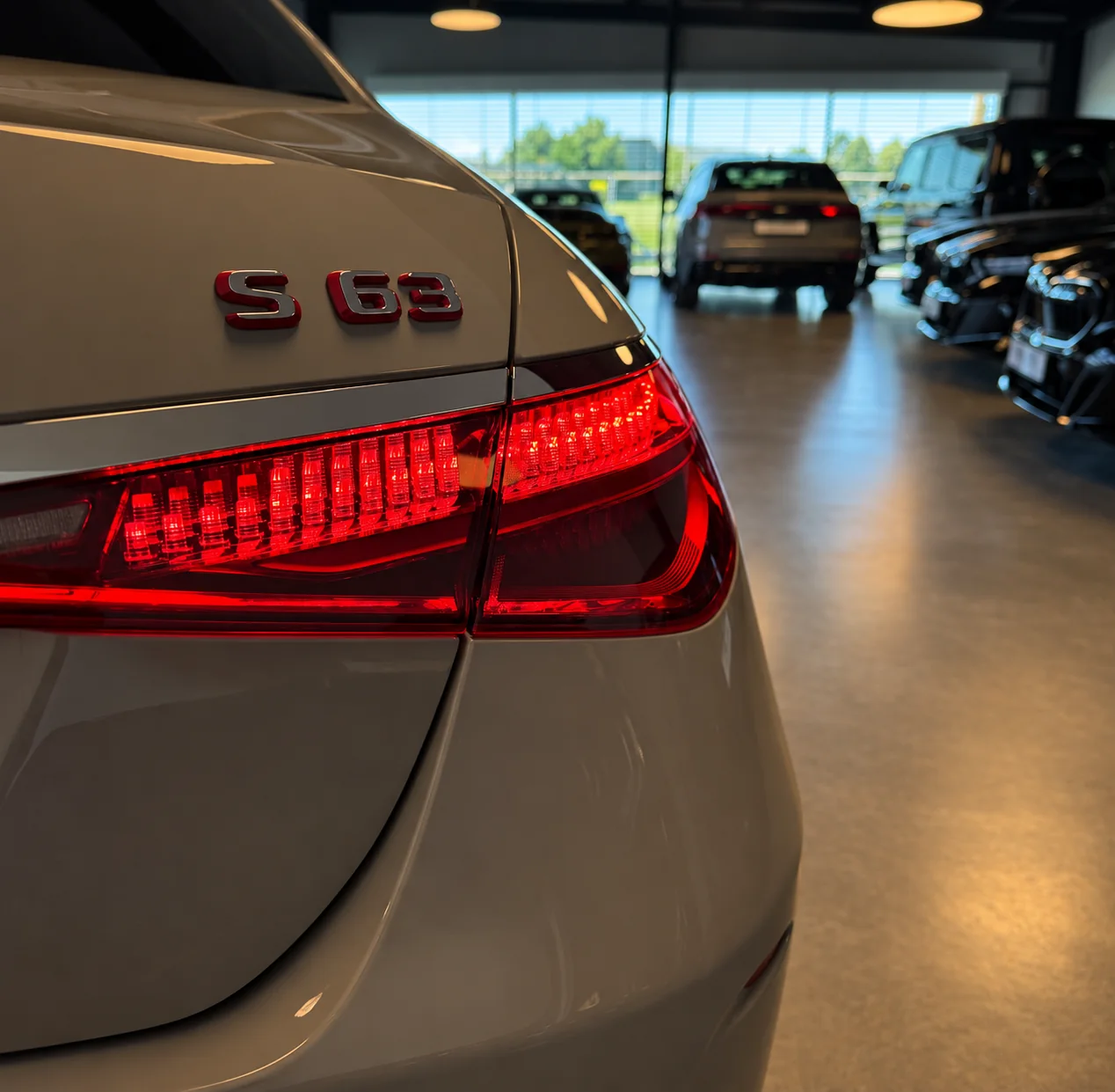 Heckdetail eines Mercedes-AMG S 63 im Showroom