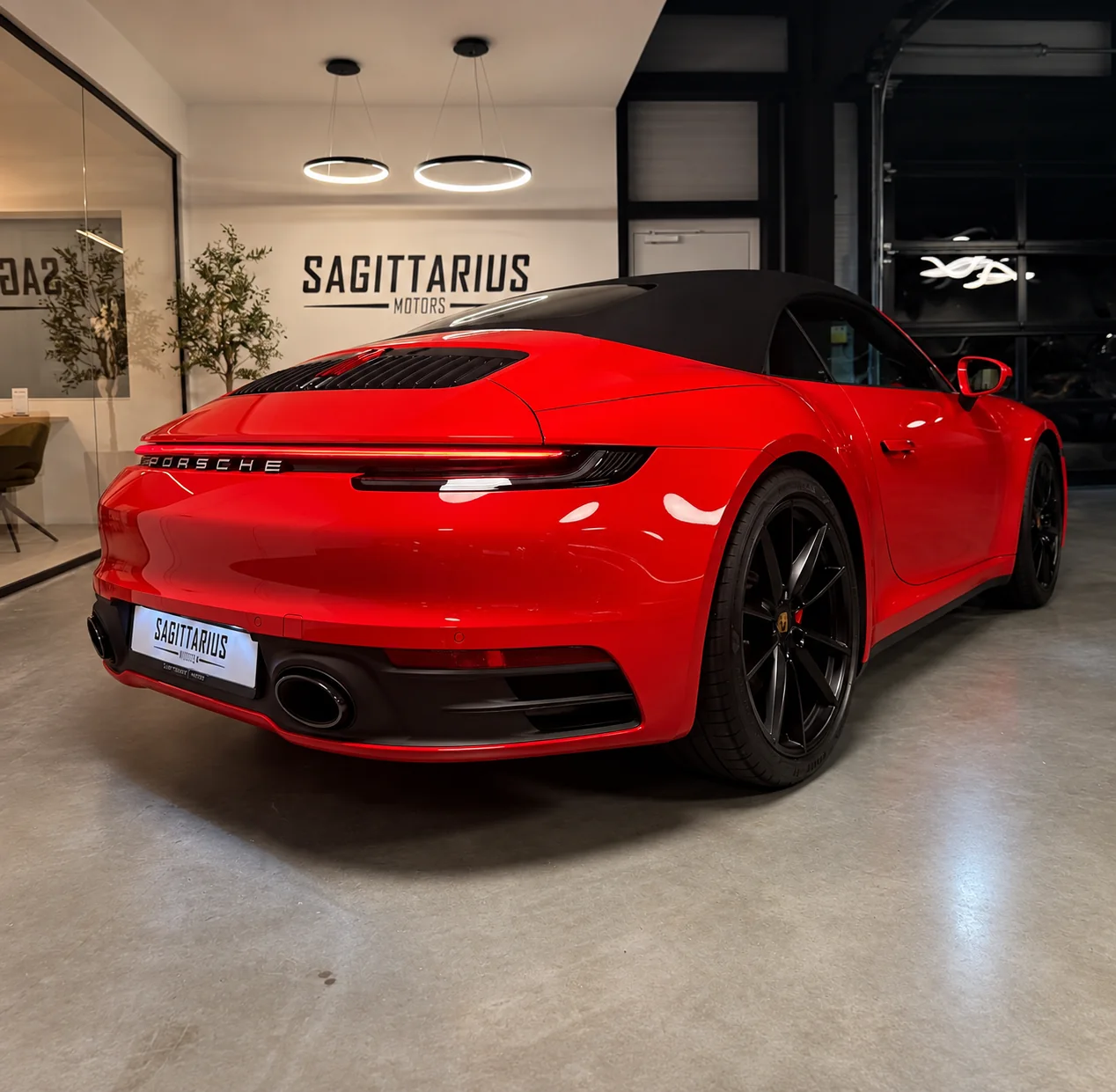 Rotes Porsche 911 Cabriolet im Showroom von Sagittarius Motors