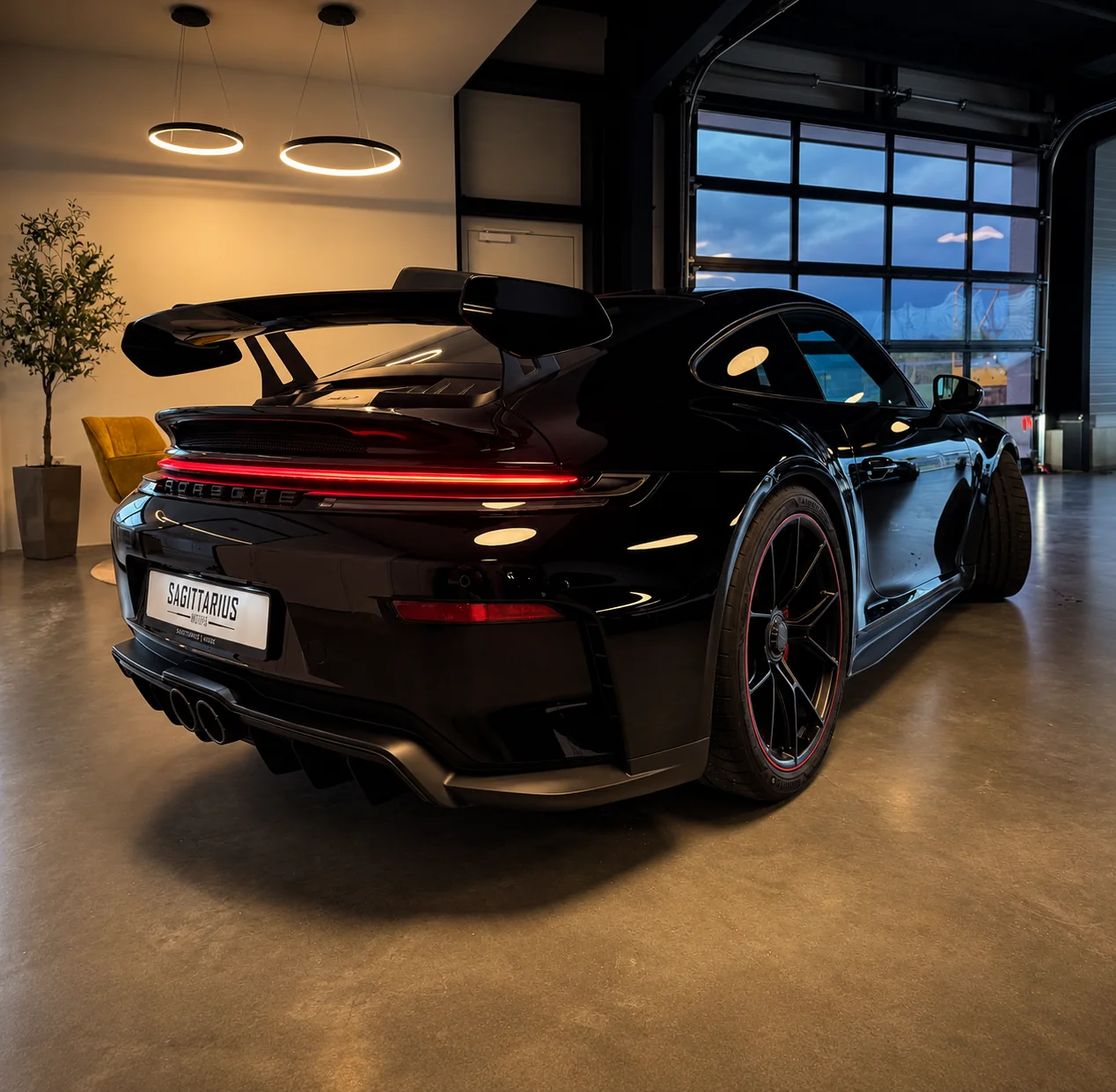 Schwarzer Porsche 911 GT3 im Showroom von Sagittarius Motors