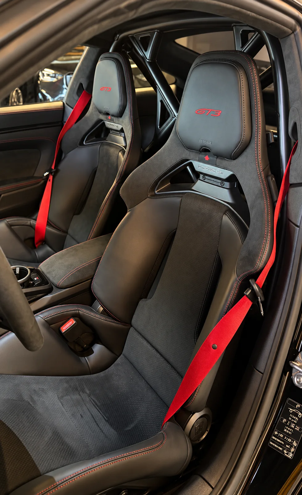 Porsche 911 GT3 Schalensitze mit roten Sicherheitsgurten