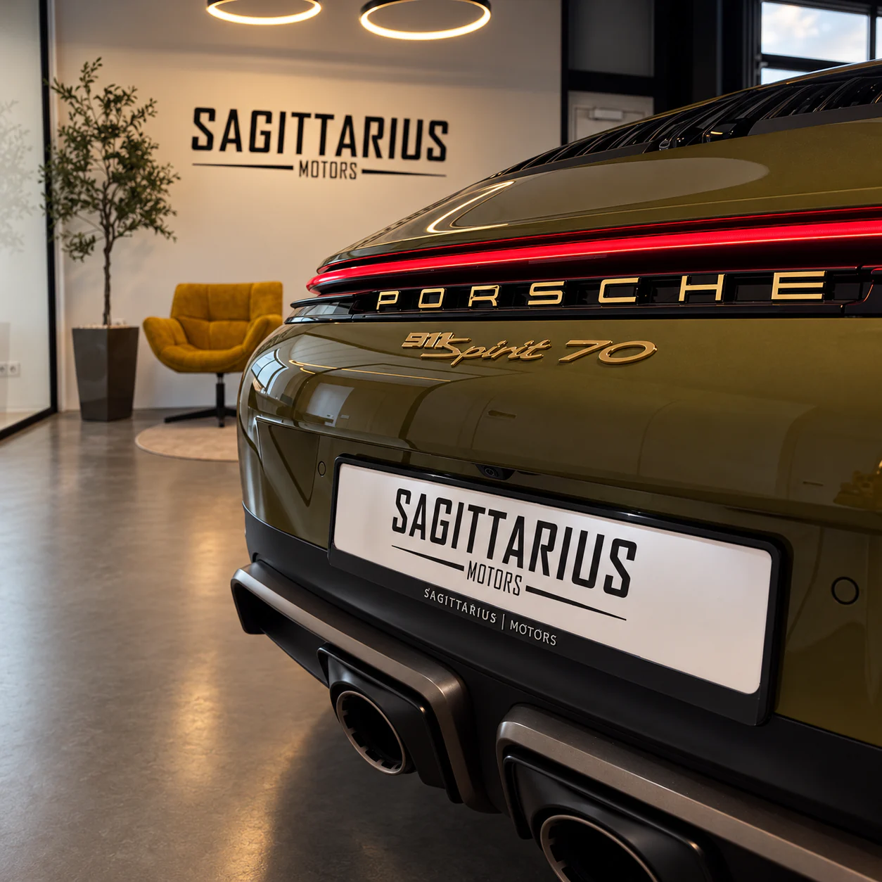Heckdetail eines Porsche 911 Spirit 70 im Showroom von Sagittarius Motors