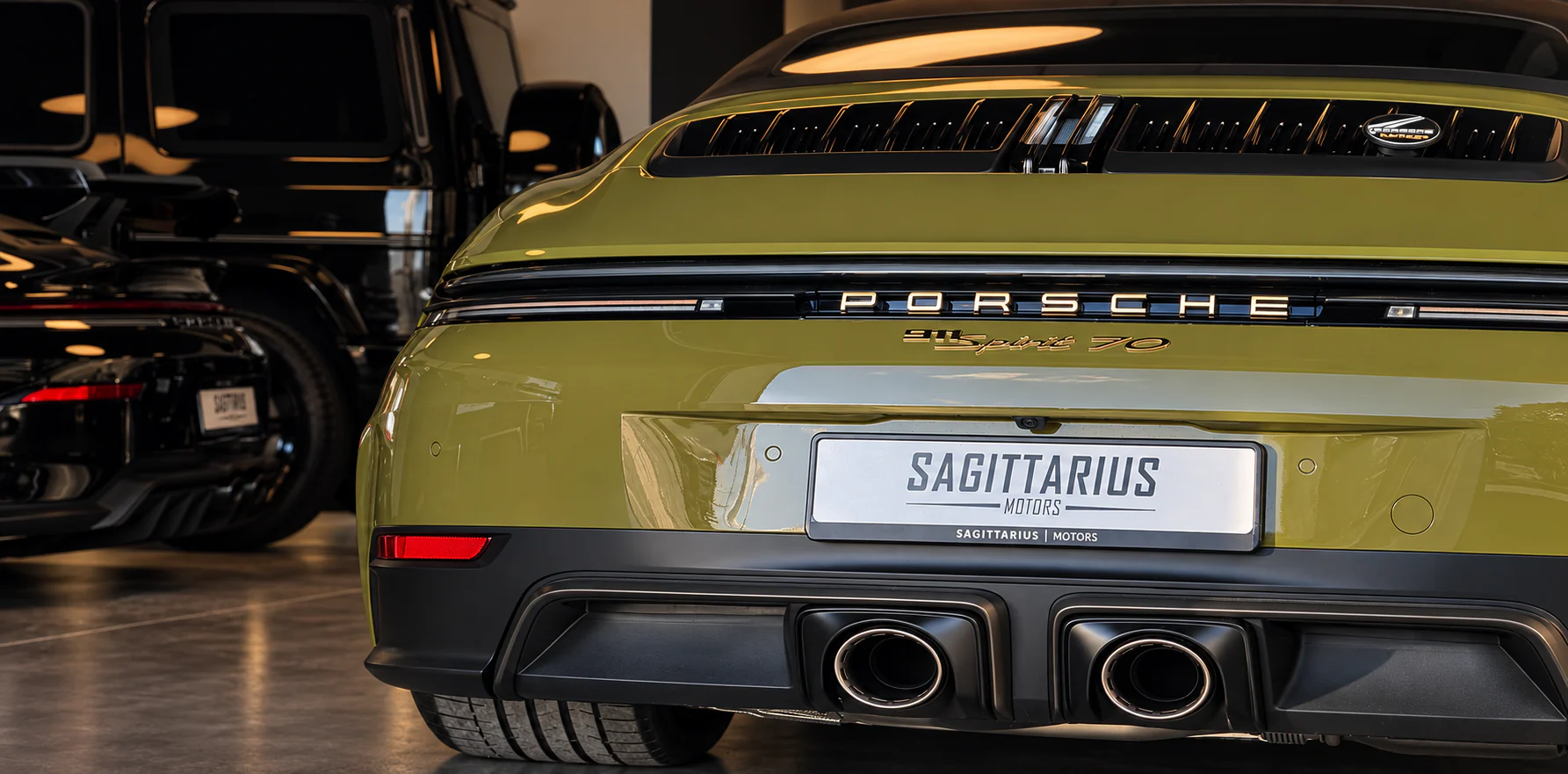 Heckansicht eines Porsche 911 Spirit 70 im Showroom von Sagittarius Motors