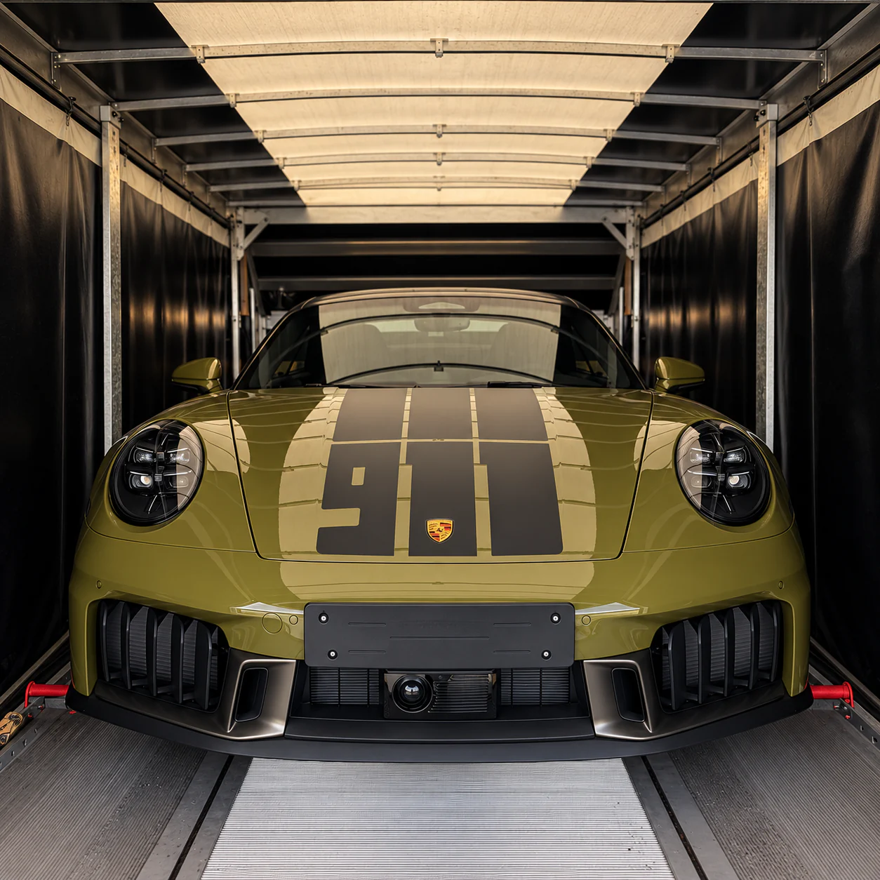 Porsche 911 Spirit 70 im geschlossenen Fahrzeugtransporter